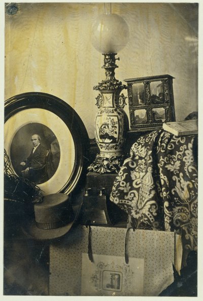Stilleben med fotografisk portrett av Asser, stereoskop og portfolio av Eduard Isaac Asser
