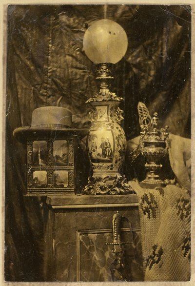 Stilleben med stereoskop, lue, kinesisk vase, sølvskål og tupp av Eduard Isaac Asser