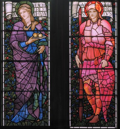 Dorothy & St George in Pink Armour, East Window, 1880 (farget glass) av Edward Burne Jones