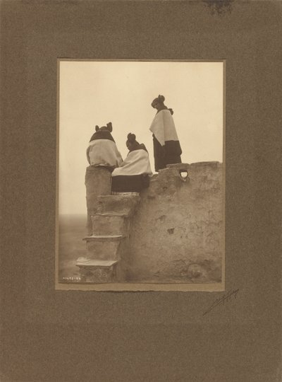 [Hopi, som ser på danserne] av Edward S. Curtis