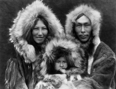 En familiegruppe, Noatak, ca. 1929 (s/hvitt-bilde) av Edward Sheriff Curtis