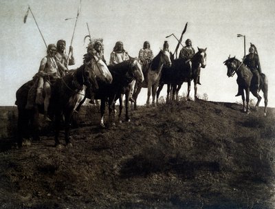 Amerikanske indianere: Apsaroke-kriger til hest av Edward Sheriff Curtis