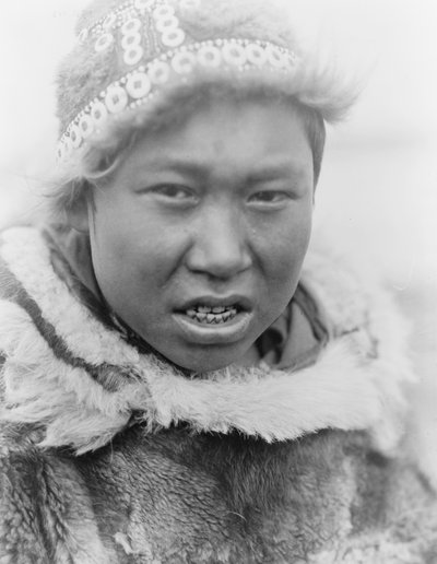 En eskimo-ungdom fra Hooper Bay, Alaska, ca. 1929 (s/hvitt-bilde) av Edward Sheriff Curtis