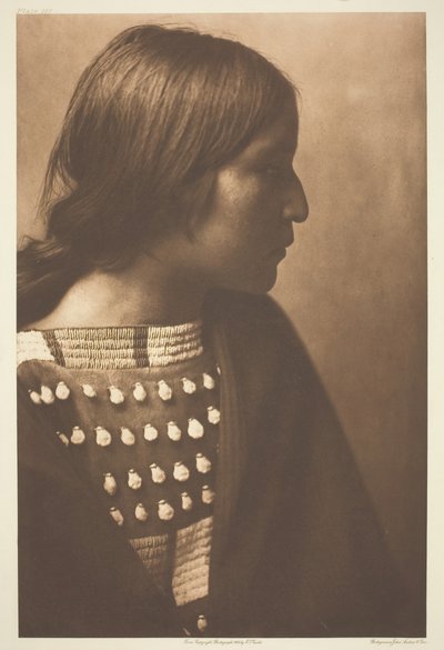 Fra Ali, Girl, 1908. av Edward Sheriff Curtis