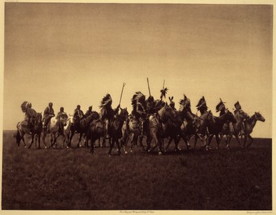 Brate krigsfest. Et band av Sioux Brules spiller om et raid mot fienden. Foto hentet fra bind 3 av Edward S. Curtis