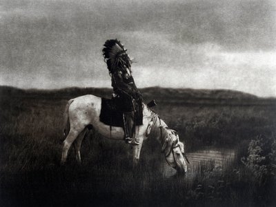Indisk kriger som rir på sletten av Edward Sheriff Curtis