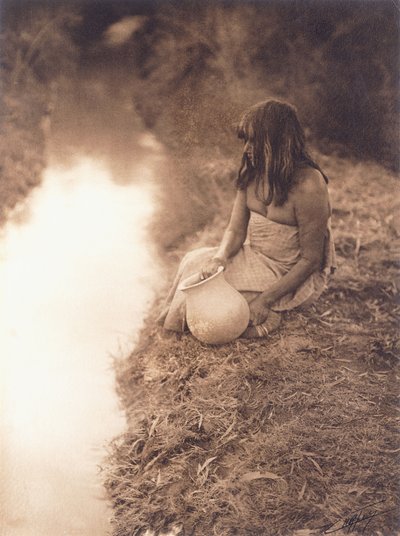 Maricopa Woman at the Stream av Edward Sheriff Curtis