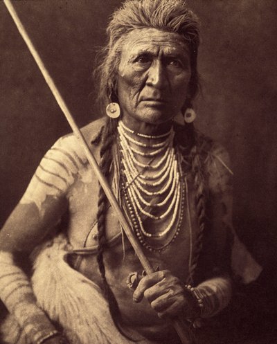 Ulv, indisk Apsaroke (Ulv - Apsaroke også noen ganger skrevet Absaroke) Foto tatt fra bind 4 av leksikonet utgitt av Edward S. Curtis (1868-1952) om indianerne i Nord-Amerika, med et forord av Theodore Roosevelt. Mellom 1907 og 1930, 2 av Edward Sheriff Curtis