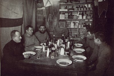 Mennene, Midvinterdagsmiddag, British Antarctic Expedition, Cape Evans, 22. juni 1912 (s/hvitt-bilde) av Edward W. Nelson