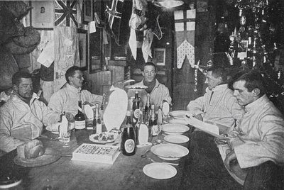 Midvinterdagsmiddagen, 22. juni 1912 (s/hvitt-bilde) av Edward W. Nelson