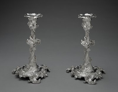 Et par lysestaker, ca. 1755-56 (sølv) av Edward Wakelin