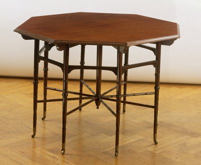 Åttekantet bord, produsert av Collinson og Lock, ca. 1875 (mahogni) av Edward William Godwin