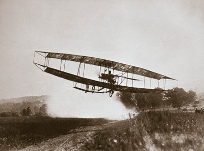 Den amerikanske flygeren Glenn Curtiss foretok den første tyngre enn luften i sin 