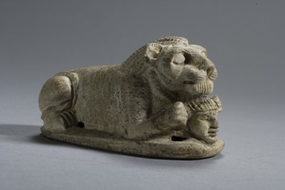 Lokk på en liggende løve som holder et hode, Napata-Meroe, Upper Nubia (steatitt) av Egyptian