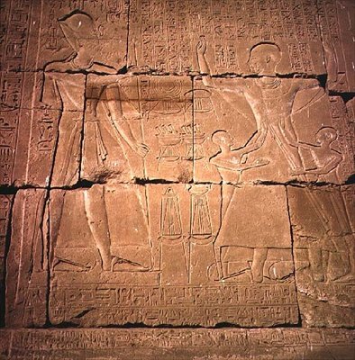 Relieff som viser en farao og hans familie (sandstein) (se også 59220) av Egyptian