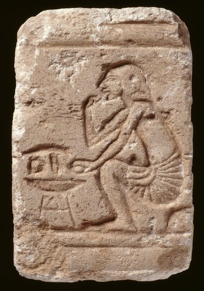 Relieff av en mann som sitter ved siden av et bord, Amarna-perioden (kalkstein) av Egyptian