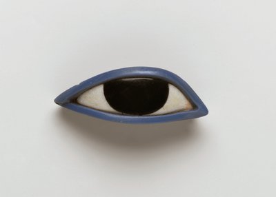 Høyre øye fra en antropoid kiste (obsidian, krystallinsk og blått glass) av Egyptian