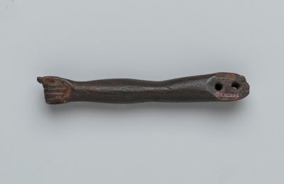 Liten arm fra en statue (tre) av Egyptian