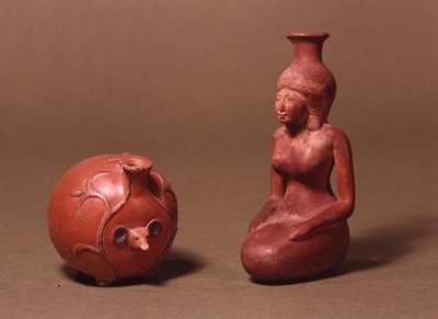 Fartøy i form av en jente og et pinnsvin (keramikk) av Egyptian