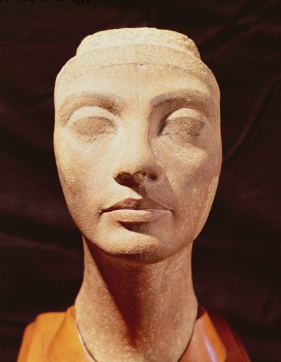 Et kongelig hode, muligens av Nefertiti, fra Memphis, New Kingdom (kvartsitt) (se også 158683) av Egyptian 18th Dynasty