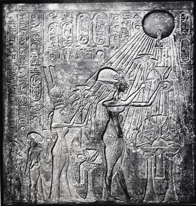 Akhenaten (Amenhotep IV) kjetter farao, regjerte fra ca 150 f.Kr., her sammen med Nefertiti og deres to døtre som ga gaver til solen. Relieff opprinnelig i Temple of Sun, Theben. Linplagg av Egyptian 18th Dynasty