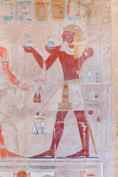 Basrelieffbilde som viser en farao som gir offer, Hatshepsut-tempelet til Deir Al Bahari, Luxor, Egypt (bilde) av Egyptian 18th Dynasty