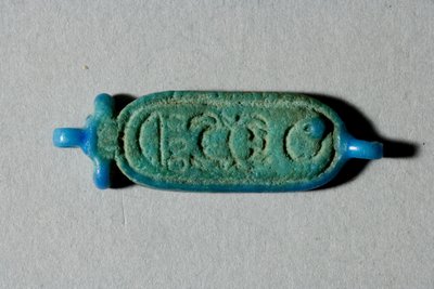 Perle med kartusj av Tutankhamun, New Kingdom, regjering av Tutankhamun, 1336-27 f.Kr. (fajanse) av Egyptian 18th Dynasty