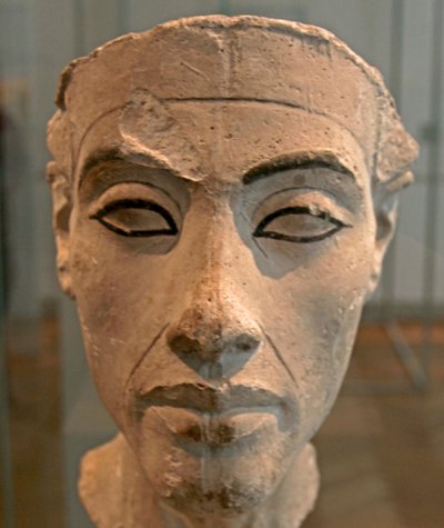 Byste av Nefertiti (c1370-c1330 f.Kr.) Store kongelige hustru (hovedkonsort) til den egyptiske farao Akhenaten. Nefertiti og mannen hennes var kjent for en religiøs revolusjon. De begynte å tilbe bare én gud, Aten, solskive. av Egyptian 18th Dynasty