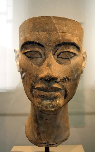 Byste av Nefertiti (c1370-c1330 f.Kr.) Store kongelige hustru (hovedkonsort) til den egyptiske farao Akhenaten. Nefertiti og mannen hennes var kjent for en religiøs revolusjon. De begynte å tilbe bare én gud, Aten, solskive. av Egyptian 18th Dynasty