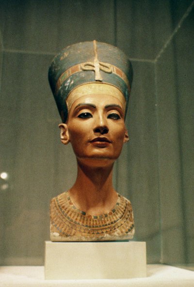 Byste av dronning Nefertiti, sett forfra, fra studioet til billedhuggeren Thutmose ved Tell el-Amarna (malt kalkstein) (se også 114018-20) av Egyptian 18th Dynasty