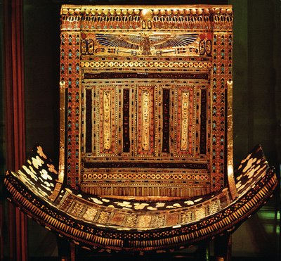 Ceremonial Chair of Tutankhamun, detail of the curved seat and back, New Kingdom, c.1325 BC (gilded and inlaid wood) (detail of 59232) av Egyptian 18th Dynasty