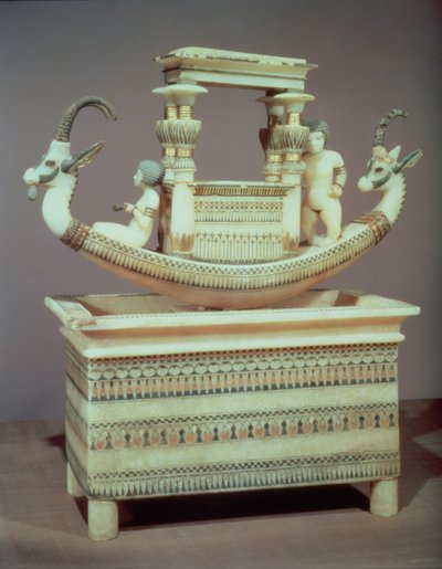 Skrin med en båt dekorert med to hoder av en syrisk steinbukk og to kvinnelige skikkelser som antas å være prinsesse Mutnedjmet, fra graven til Tutankhamon (ca. 1370-52 f.Kr.) New Kingdom (alabaster) (se også 1494 av Egyptian 18th Dynasty