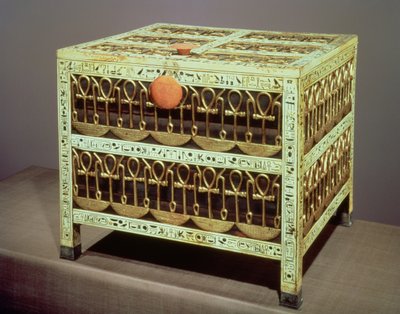 Kasse fra skattkammeret til Tutankhamons grav (ca. 1370-52 f.Kr.) New Kingdom (tre og elfenben med påført gull og sølv) av Egyptian 18th Dynasty