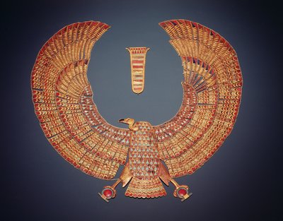 Krage i form av gribbgudinnen Nekhbet, fra graven til Tutankhamon (ca. 1370-1352 f.Kr.) New Kingdom (gull innlagt med halvedelstener) (se også 153789) av Egyptian 18th Dynasty