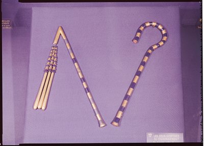 Krok og slager, fra Tutankhamons grav (ca. 1370-1352 f.Kr.) New Kingdom (blått glass, obsidian og gull montert på bronse) (se også 227988) av Egyptian 18th Dynasty