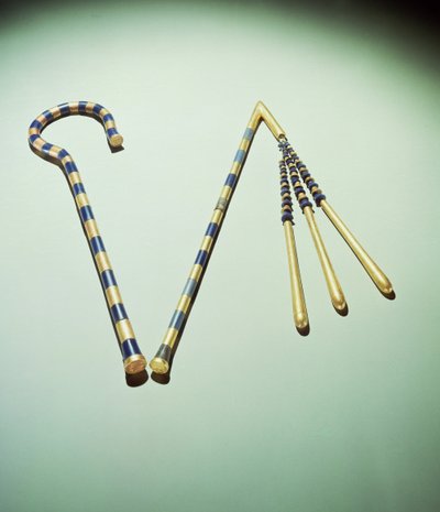 Krok og slager, fra Tutankhamons grav (ca. 1370-1352 f.Kr.) New Kingdom (blått glass, obsidian og gull montert på bronse) (se også 167522) av Egyptian 18th Dynasty