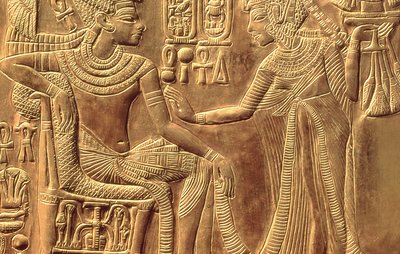 Detalj fra Tutankhamons gyldne helligdom (ca. 1370-52 f.Kr.) som viser dronningen som salver ham med duftende unguent, New Kingdom (tre overtrukket med gesso dekket med arkgull) (detalj fra 148191) av Egyptian 18th Dynasty
