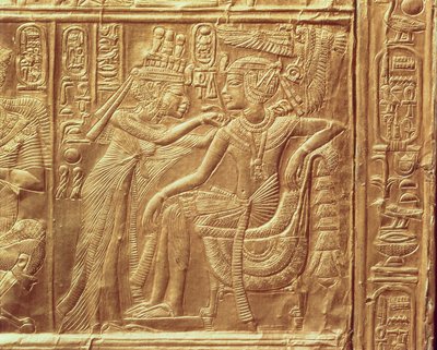 Detalj fra den lille helligdommen til Tutankhamon som viser dronningen som fester et halskjede rundt kongenes hals, New Kingdom, ca. 1340 f.Kr. (gullbelagt) (se også 228562) av Egyptian 18th Dynasty