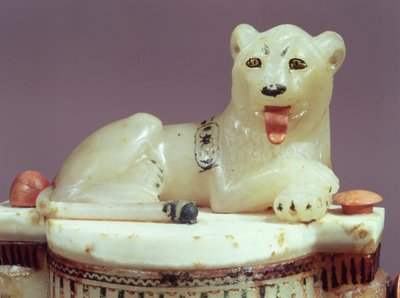 Detalj av lokket til en krukke med unaturlig krukke med en figur av kongen som en løve, fra graven til Tutankhamon (ca. 1370-52 f.Kr.) New Kingdom (malt alabast) (se også 148194) av Egyptian 18th Dynasty