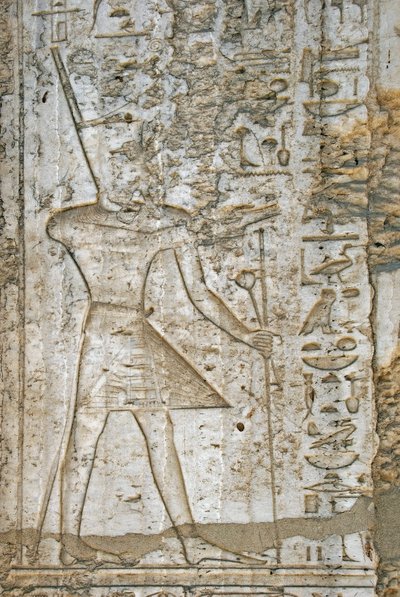 Egyptisk antikvitet: detalj av relieffene av albasterkapellet til farao Thutmosis IV (1419–1387 f.Kr.) som representerer ham med maktsymbolene. Karnak Temple Friluftsmuseum Egypt av Egyptian 18th Dynasty