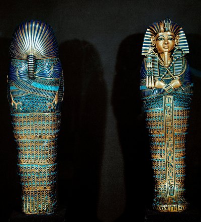 Egyptisk antikvitet: Cisele gullsarkofag pleide å inneholde avdødes innvoller. Fra skattmesteren til Tutankhamun (hele Ankh-amun eller Tutankhamon) (1345-1327 f.Kr.) 18. dynasti. funnet i Kongenes dal, Theben. 1342 f.Kr. Kairo, egyptisk museum av Egyptian 18th Dynasty