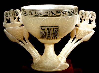Egyptisk antikvitet: kopp av udødelige til velgjørerne til Theben. Lotusformet albasterbeger. Fra skattmesteren til Tutankhamun (hele Ankh-amun eller Tutankhamun) (1345-1327 f.Kr.) 18. dynasti. funnet i kongenes dal, Theben. 1342 f.Kr. Kairo, egyptisk av Egyptian 18th Dynasty