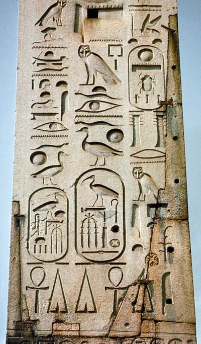 Egyptisk antikvitet: detalj av Lateranense-obelisken dekket med hieroglyfer fra Amon-tempelet i Theben. 1400-tallet f.Kr. Johannesplassen, Roma av Egyptian 18th Dynasty