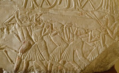 Egyptisk antikvitet: slaver som bærer en obelisk under de store verkene til det faraoniske Egypt. Detalj av et relieff fra graven til en høytstående tjenestemann fra det sene 18. dynastiet. 1570-1320 f.Kr. Bologna, Civico Museo Archeologico av Egyptian 18th Dynasty