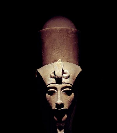 Egyptisk antikvitet: statue av Amenhotep IV (Amenophis IV eller Akhenaton) som bærer den doble kronen. 1301 f.Kr. 18. dynasti. Detalj av skulpturen. Fra tempelet til Amon Ra i Theben. Luksor (Luxor eller eller Luqsor). Luxor museum. Egypt av Egyptian 18th Dynasty
