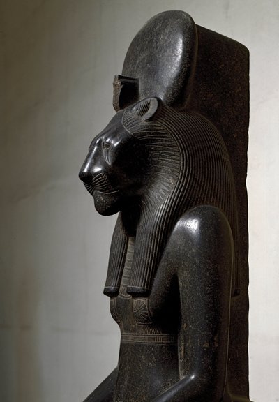 Egyptisk antikvitet: løvinneguden Sekhmet kronet med solskiven. Statue av svart granitt. 1540-1295 f.Kr. Dim. 210 cm Torino, egyptisk museum av Egyptian 18th Dynasty