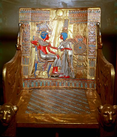 Egyptisk antikvitet: en trone i gyllent tre og malt av Tutankhamon som en del av faraos Tresor. Representasjon av dronning Ankhesenpaaton (Ankhesenpaamon, Ankhesenamon) som masserer med olje skulderen til hennes bror og kone Tutankhamun under th av Egyptian 18th Dynasty