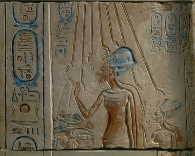 Egyptisk gravering som representerer Akhenaten og Nefertiti som tilber solskiven, fra Tall al-Amarna, Egypt, New Kingdom, XVIII-dynastiet av Egyptian 18th Dynasty