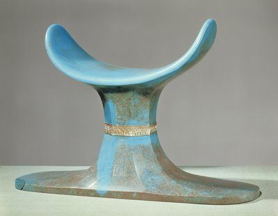 Nakkestøtte, fra graven til Tutankhamon (ca. 1370-52 f.Kr.) New Kingdom (blått glasspasta) av Egyptian 18th Dynasty