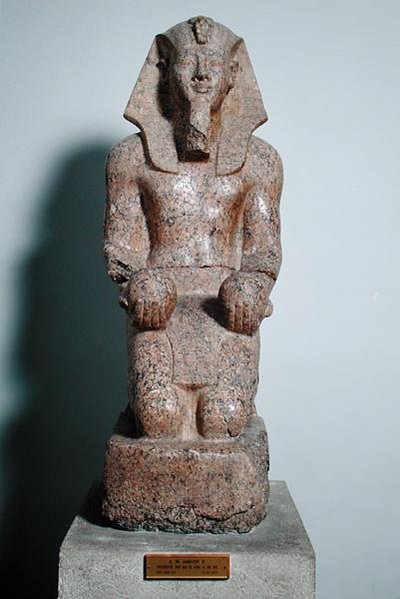 Knelende statue av Amenhotep II (1427–1392 f.Kr.) med ofringer av vin, fra Theben, New Kingdom, ca. 1450–1425 f.Kr. (granitt) av Egyptian 18th Dynasty